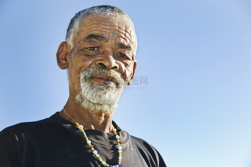 长着个性脸孔的非洲黑人老人长老男人农民胡子性格思维棕褐色祖父太阳爷爷图片