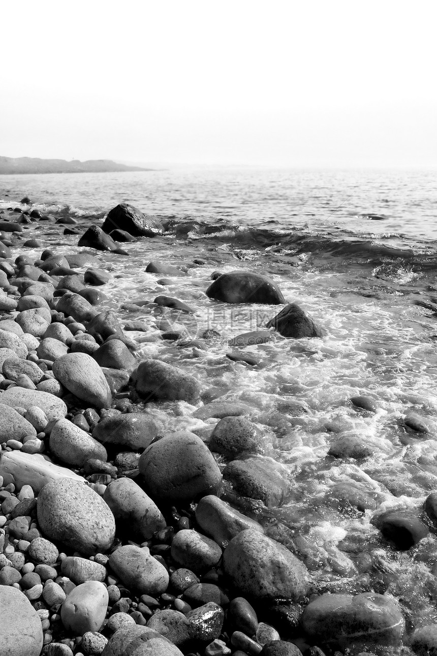 滚石滚动白色季节性波浪太阳海洋黑色岩石圆形峡湾图片