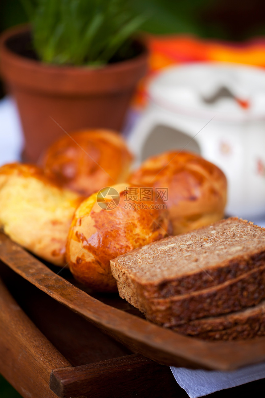 木板上的面包片早餐面包包子种子棕色营养燕麦乡村盘子大麦图片