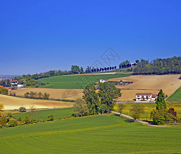 意大利农场横向景观天空草地土地旅行森林农村场景蓝色国家农场背景