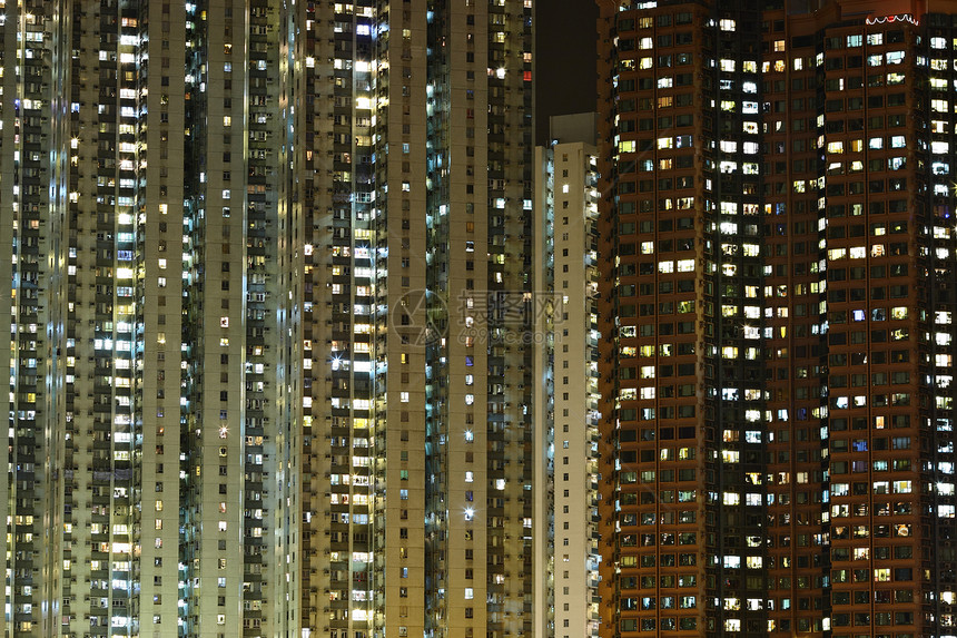 夜间的公寓楼窗户地板城市建筑学建筑天空住宅财产抵押高楼图片