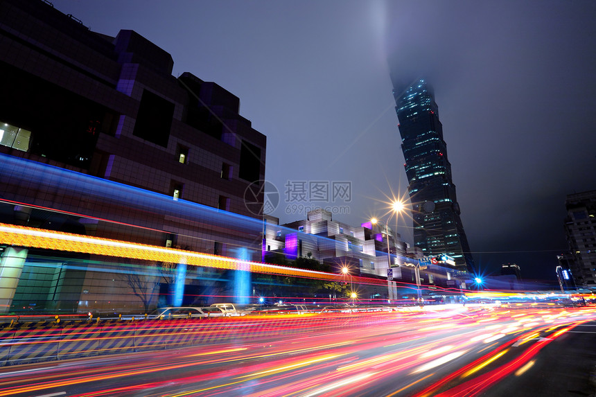 台北商业区夜里场景速度戏剧性蓝色街道旅行景观城市交通公共汽车图片