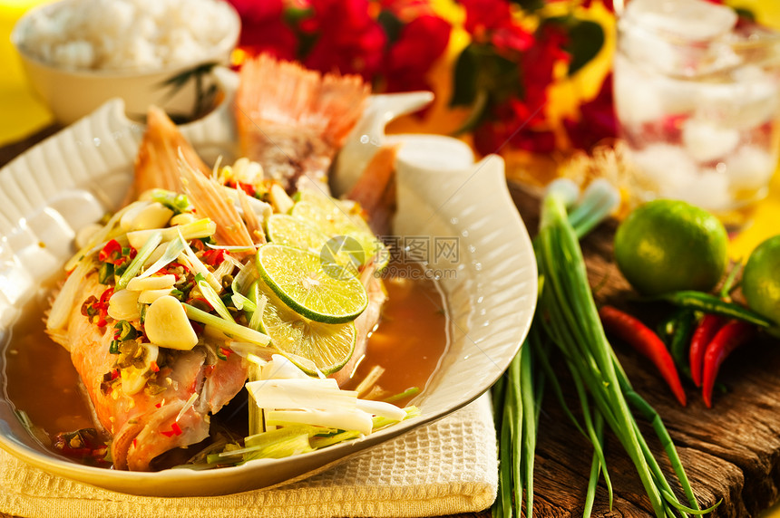 泰国食物     大蒜 辣椒 柠檬草和利莫的红松鼠海洋午餐潜水柠檬海鲜盐水香菜烹饪淡水收藏图片