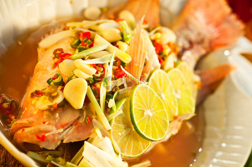 泰国食物     大蒜 辣椒 柠檬草和利莫的红松鼠餐厅海鲜鲷鱼市场收藏热带柠檬反射潜水海洋图片