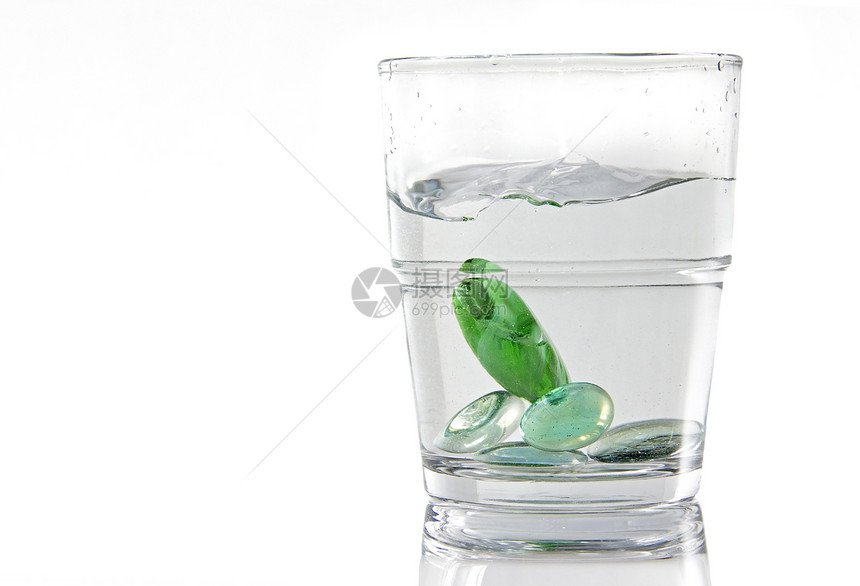 水杯中的大理石绿色液体飞溅椭圆形玻璃自来水生活方式图片