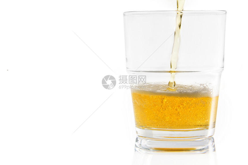 将啤酒倒在玻璃杯中黄色冷饮流动泡沫运动饮料玻璃图片