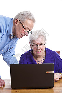 老年男女男人女士电脑夫妻婚姻灰色微笑眼镜笔记本背景图片