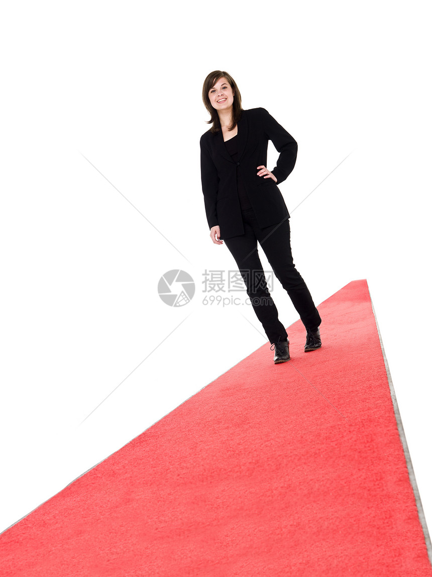 微笑的女孩在红地毯上行走庆典元素红色女子作品乐趣问候语摄影设计白色图片