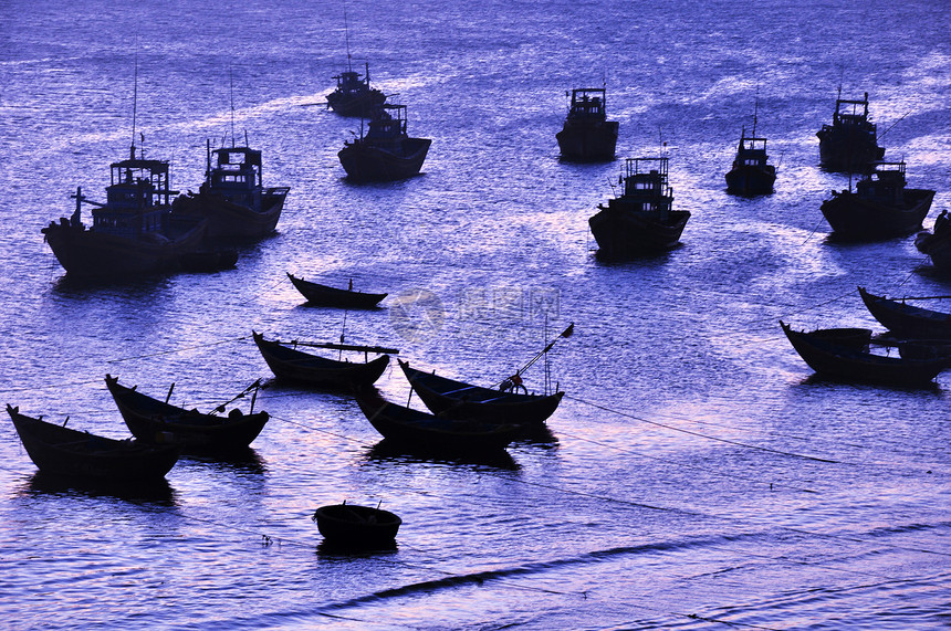 海湾船只旅行阳光港口运输反射日出海洋海岸海浪日落图片