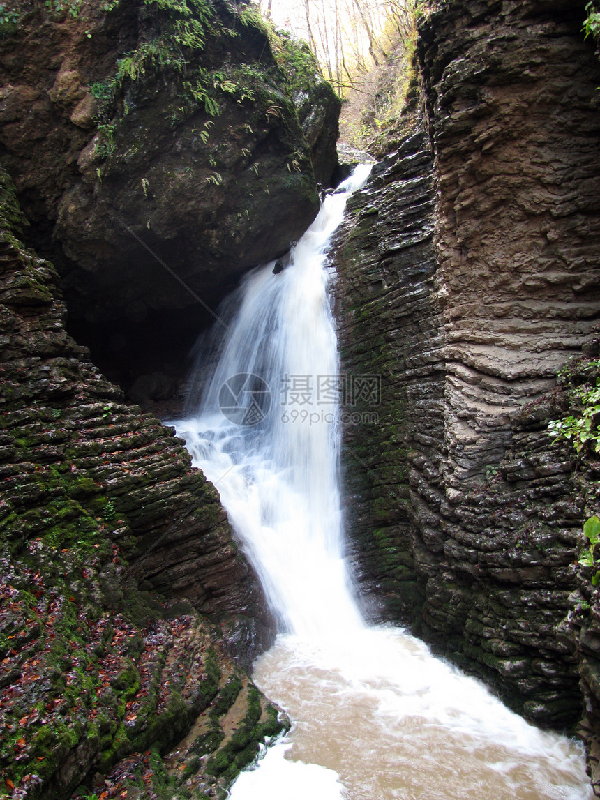 瀑布河流旅行风景全景木头飞溅背景水分解脱岩石图片