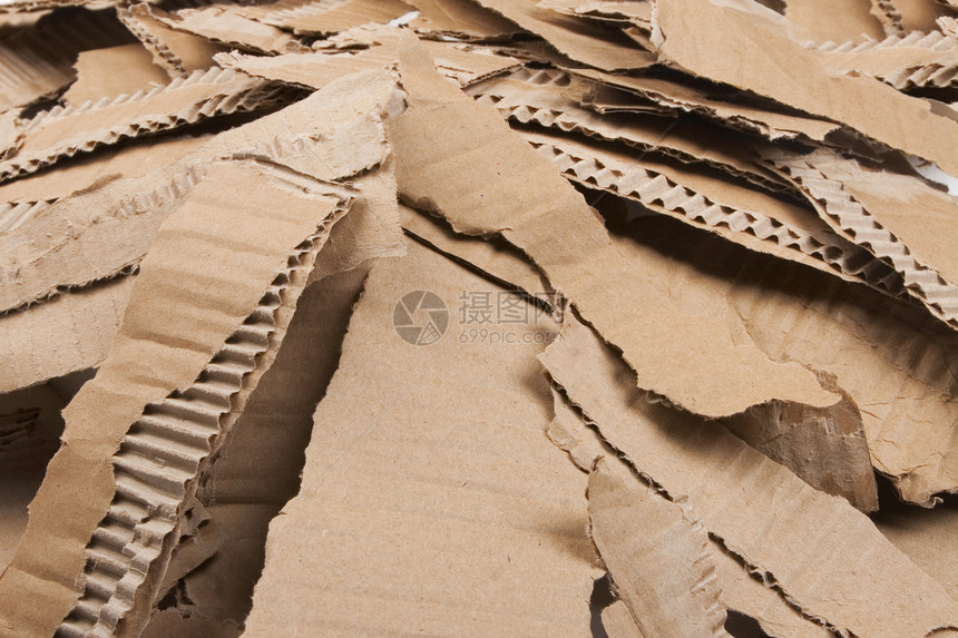 被撕破的纸板堆边缘回收棕色条纹木板瓦楞材料包装工业肋骨图片