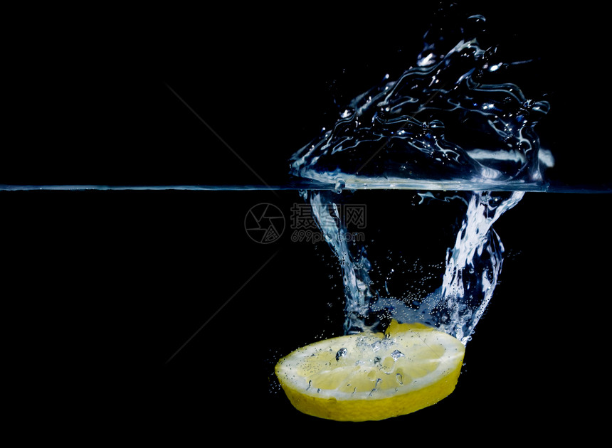 柠檬水粒子冰块气泡香橼蓝色液体柠檬健康果汁飞溅图片