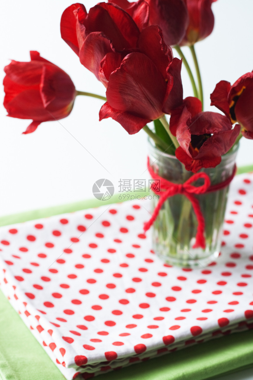 红色郁金香和波卡点桌布图片