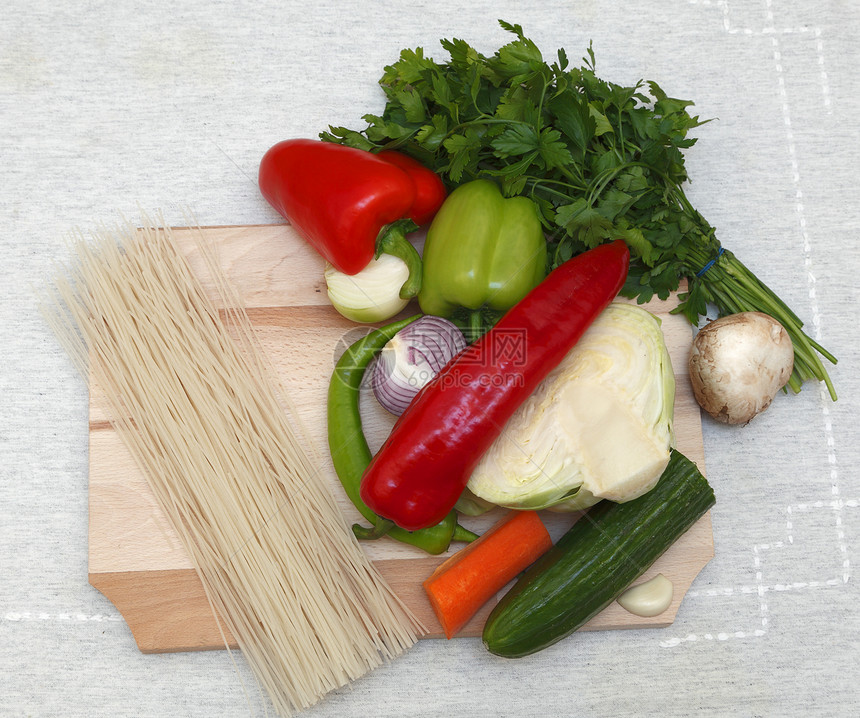 面食和蔬菜营养洋葱黄瓜化合物美食碳水大蒜桌子食物饮食图片