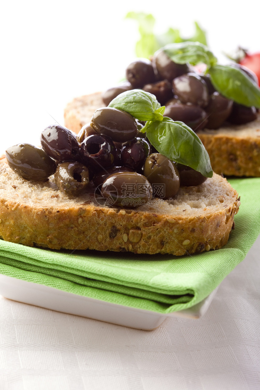 Bruschetta带橄榄食物点心小菜黑色美食素食面包绿色烹饪图片