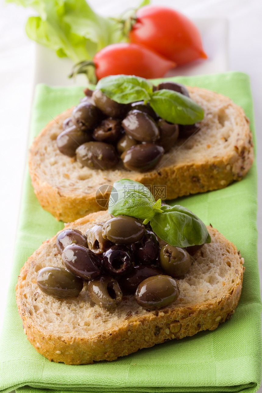 Bruschetta带橄榄点心食物烹饪素食绿色面包美食黑色小菜图片