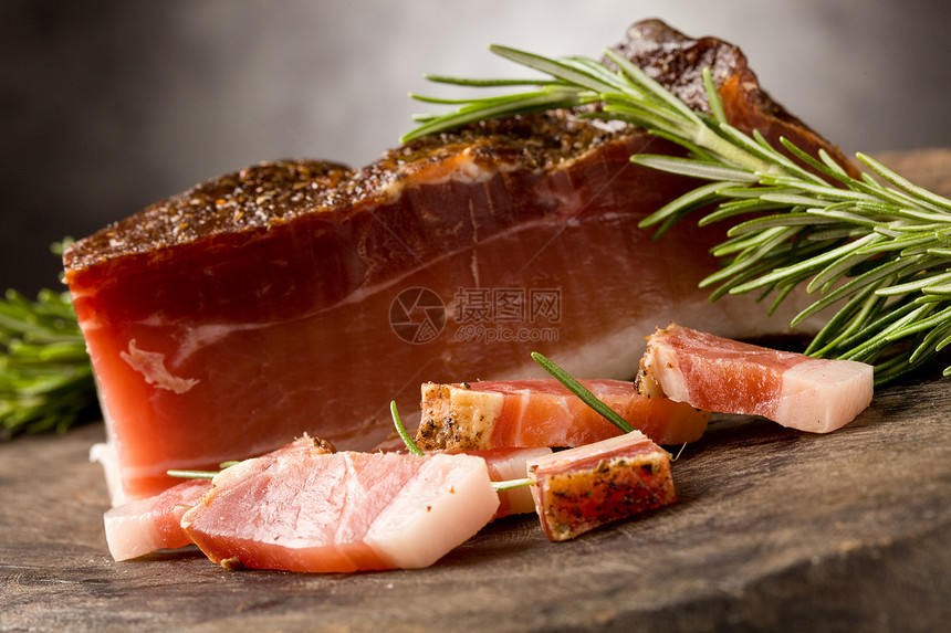 烟熏培根厨房冰块熏肉食物猪肉火腿香肠迷迭香营养小吃图片