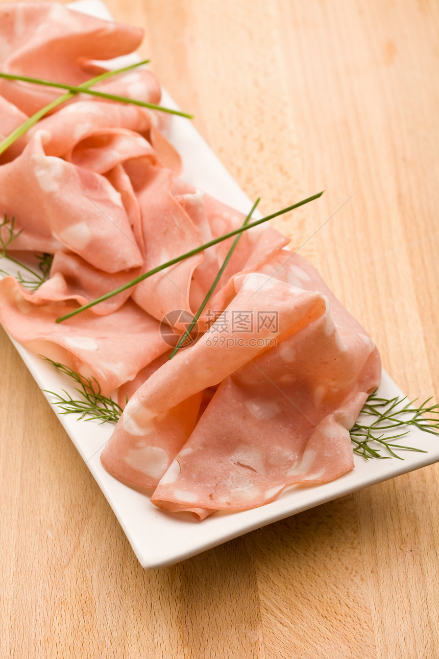 Mortadella 香肠洋葱零食脂肪木头美食食物砧板盘子火腿图片