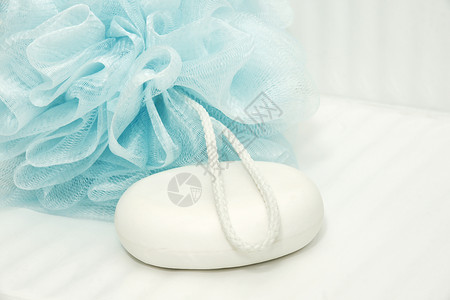 蓝色淋浴泡布和瓷砖肥皂高清图片