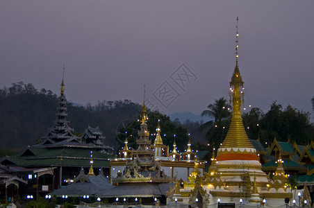 梅红子寺庙假期儿子建筑学历史文化房子旅行旅游佛教徒背景图片