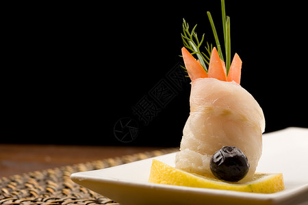 海底鱼卷番茄桌子柠檬火腿鱼片包裹寿司食物盘子茴香鲈鱼背景图片