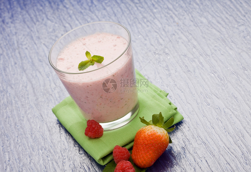 草莓奶昔牛奶殴打食物水果浆果果味精力乳制品液体鞭打图片