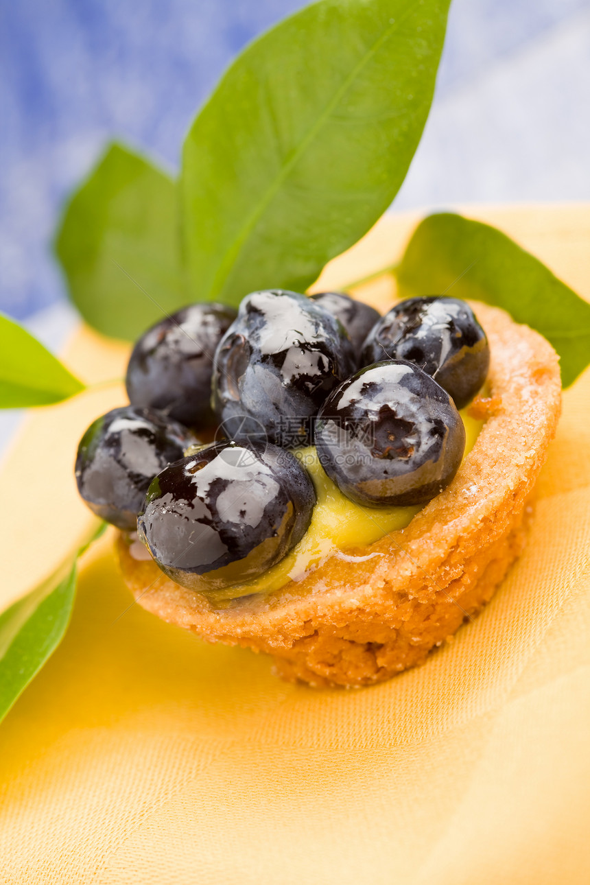 带蓝莓的糕点水果叶子奶油糖果黄色食物甜点树叶餐巾图片
