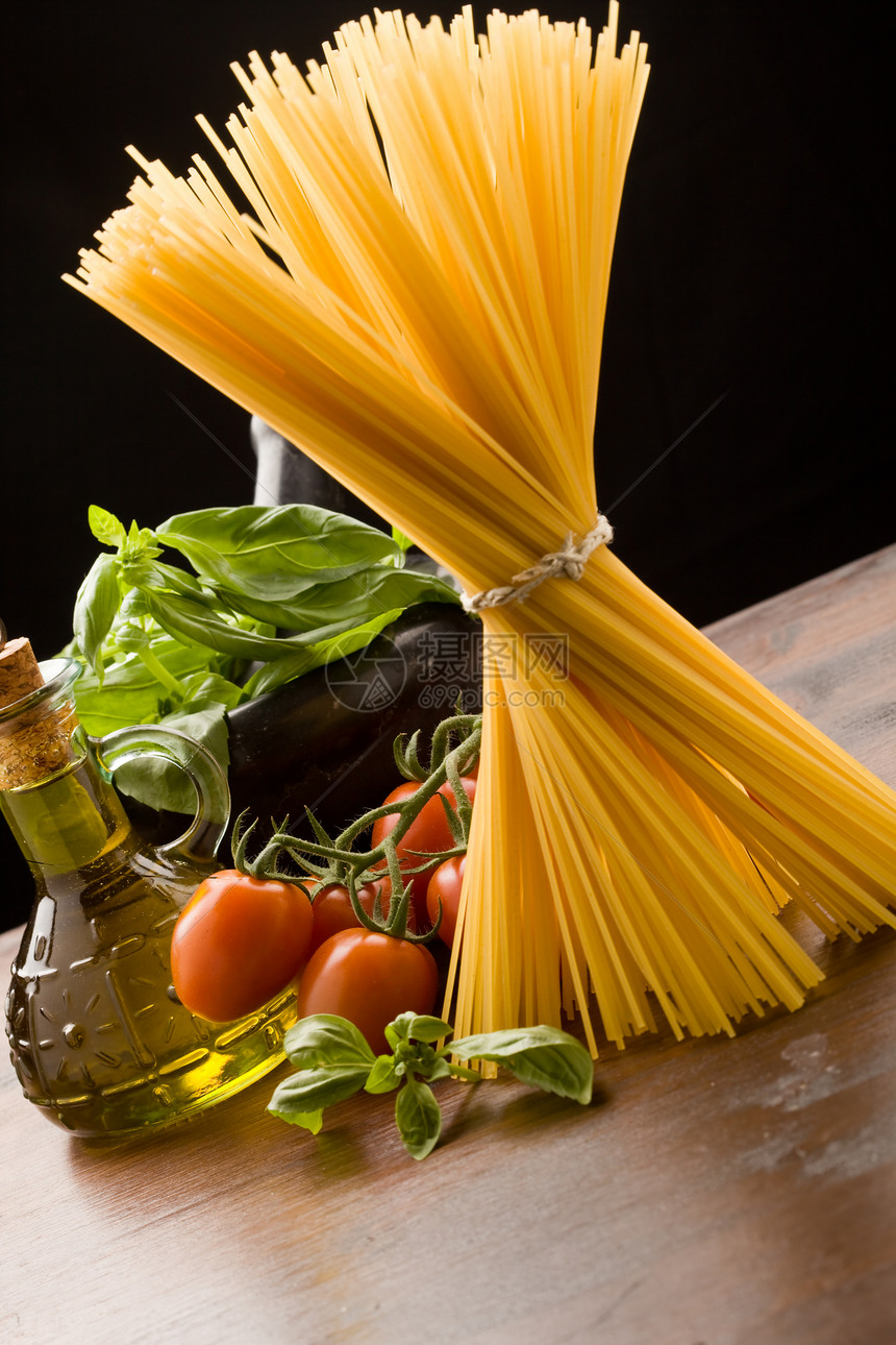 意大利意大利面食的成分a面条烹饪东西蔬菜西红柿食物砂浆桌子果汁美食图片