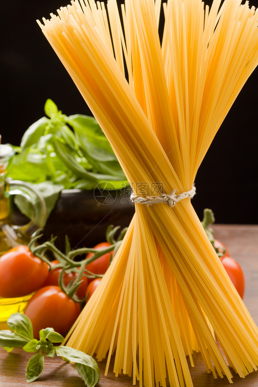 意大利意大利面食的成分a砂浆东西西红柿面条美食桌子果汁蔬菜烹饪食物图片