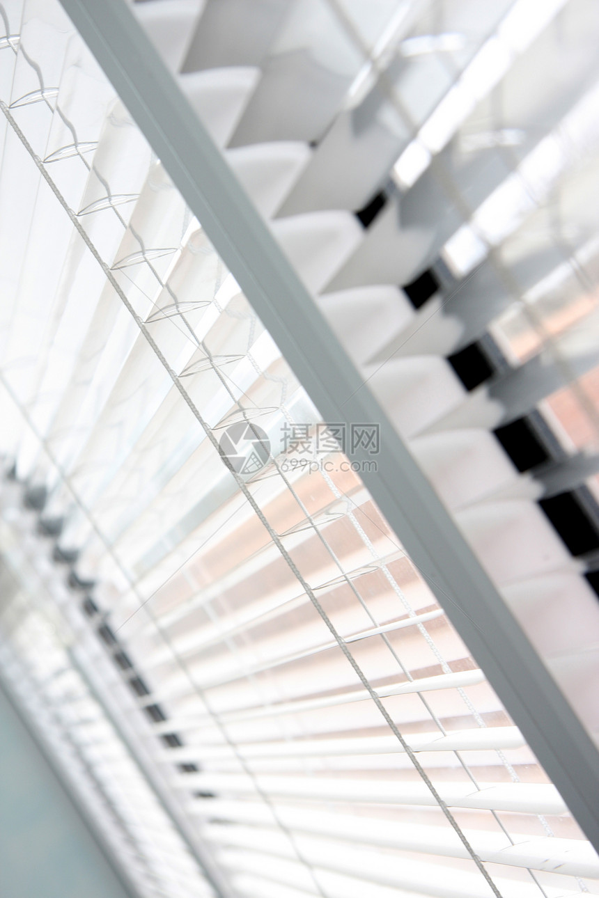 水平百叶窗阴影孤独窗户房间条纹阳光白色办公室窗帘塑料图片