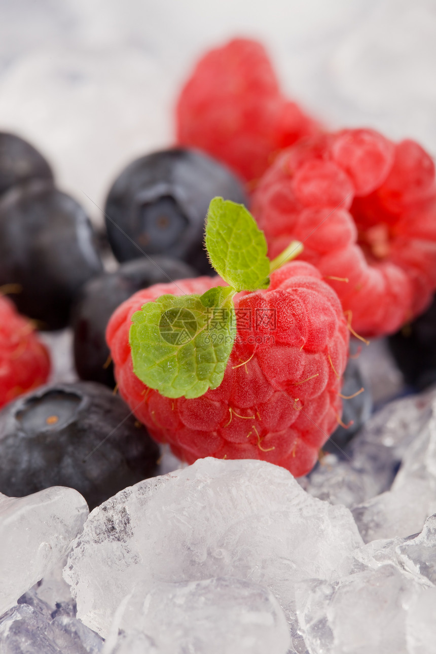 冰上的白兰地薄荷叶浆果水果图片