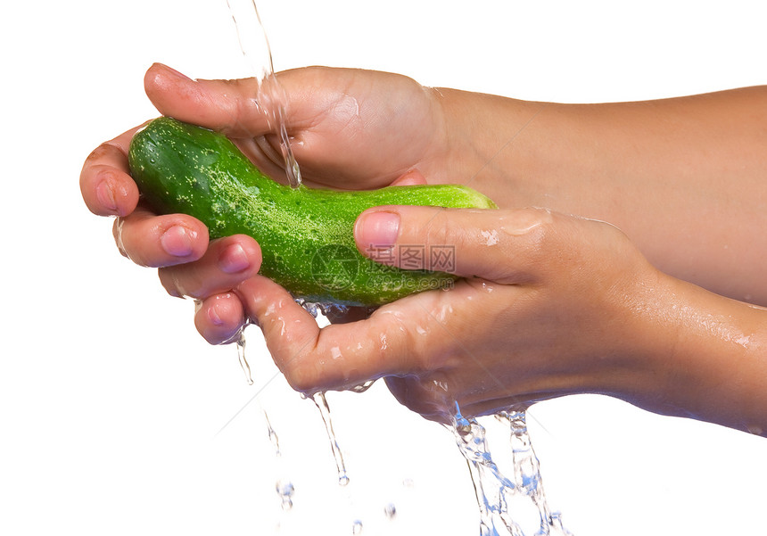 将黄瓜洗在手中蔬菜绿色白色食物淡水图片