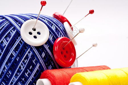 带孔按钮带纽扣的毛球针工具别针爱好维修工艺工作线圈裁缝纤维衣服背景