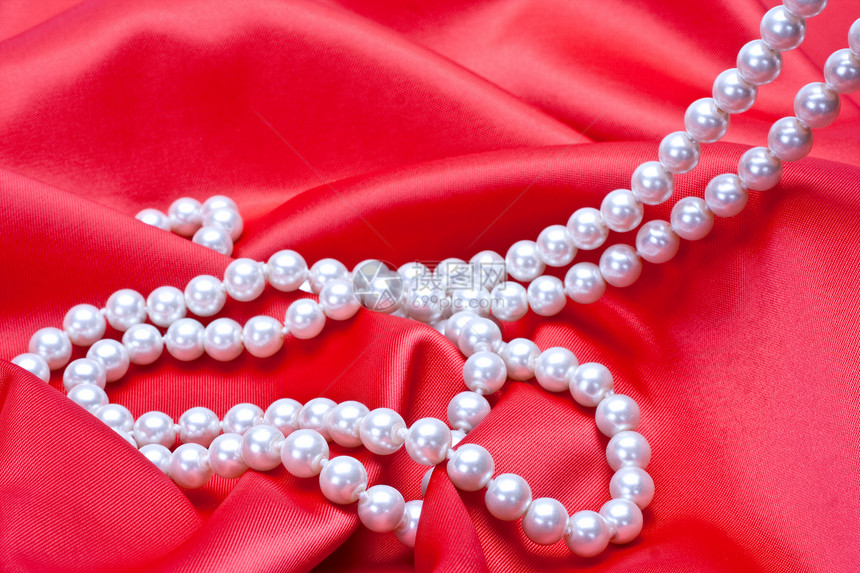 白边上的珠宝红色项链折叠纺织品宏观订婚丝绸庆典奢华珠子图片