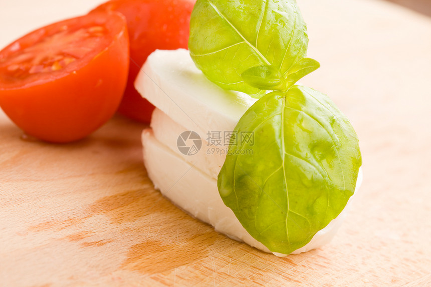 切肉板上的番茄和Mozzarella桌子牛奶产品食物砧板乳制品烹饪起动机图片