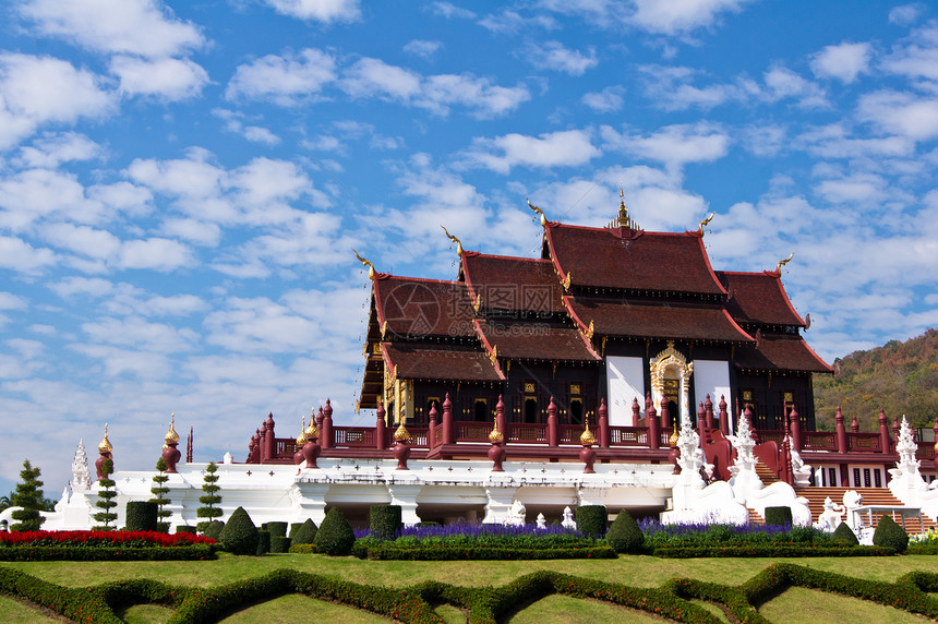 美丽的圣殿 在泰国蓝天背景上艺术品国王楼梯艺术蓝色奢华天空旅游寺庙游客图片