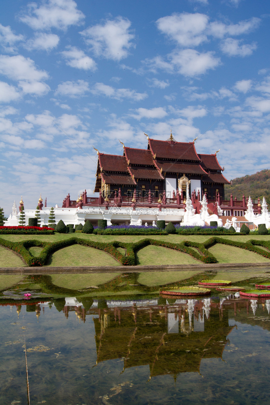 美丽的圣殿 在泰国蓝天背景上国王装饰品旅行寺庙楼梯宿舍艺术品金子艺术雕像图片