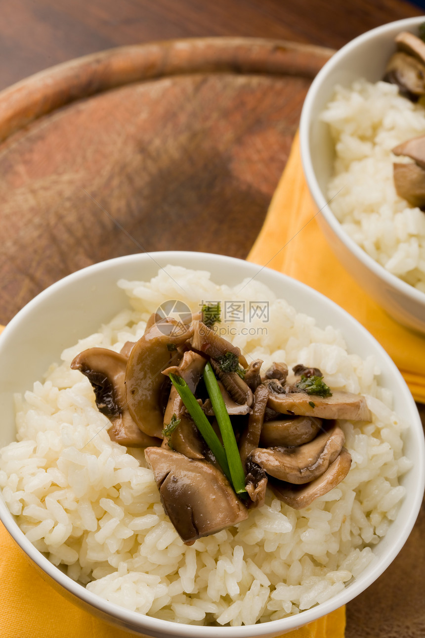 带蘑菇的里索托食物营养食品美食砧板桌子素食毛巾豆子减肥图片