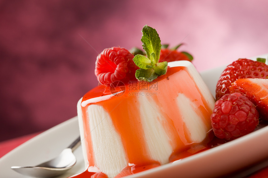 潘纳科塔玻璃食物牛奶美食奶油桌子甜点酸奶浆果奶油状图片
