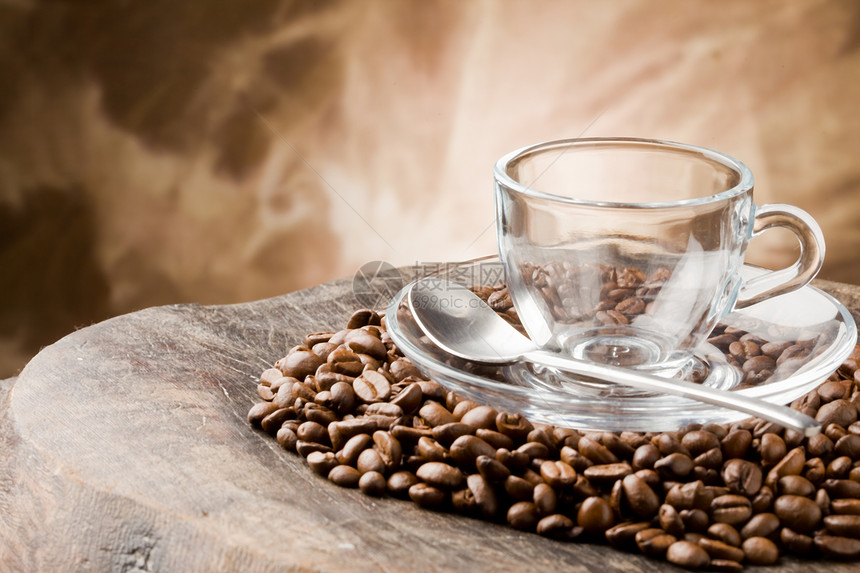 咖啡豆上的空玻璃杯活力勺子酒吧饮料咖啡玻璃食物烘烤咖啡店桌子图片