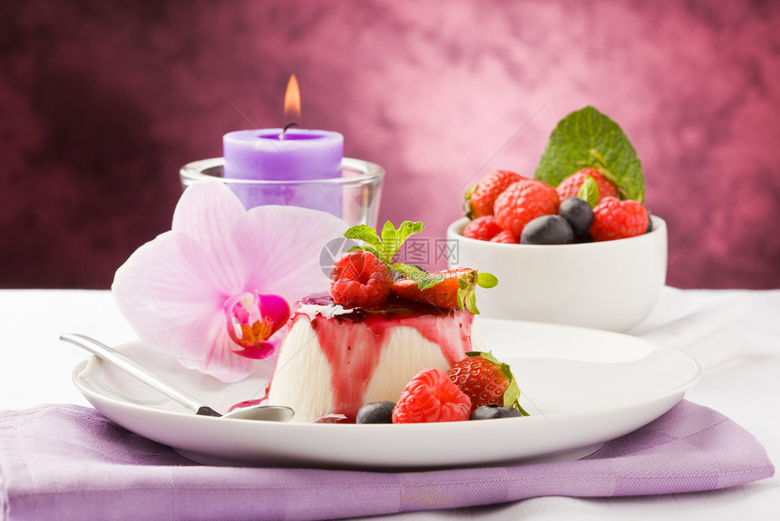 与Berries的Panna Cotta蜡烛牛奶酸奶薄荷树叶奶油糖浆浆果奶油状烹饪图片