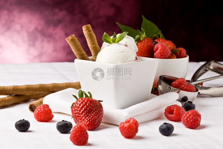带白莓的冰淇淋美食覆盆子蛋糕糖果甜点乳制品浆果牛奶食物饼干图片