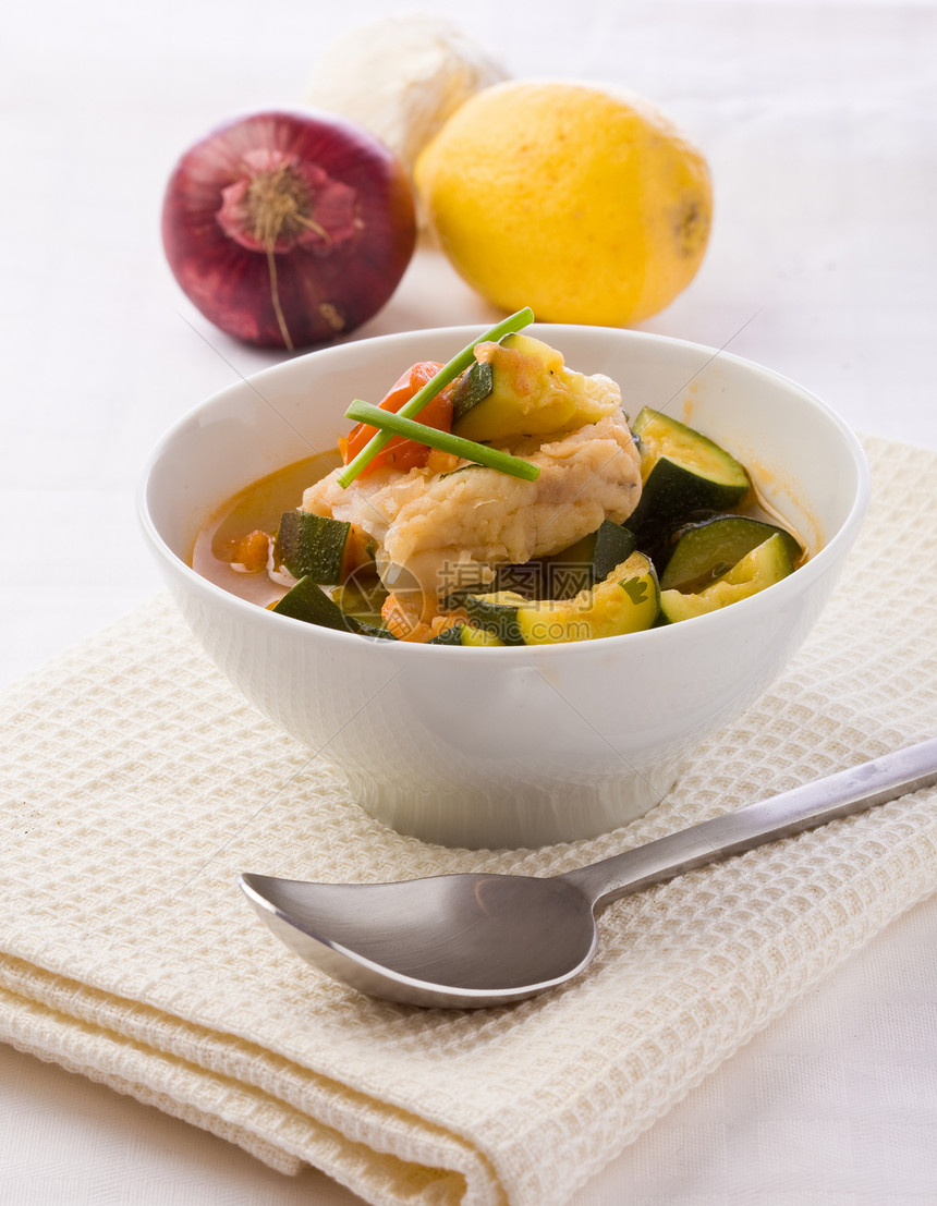 鱼汤鳕鱼柠檬液体勺子红色健康洋葱食物美食图片