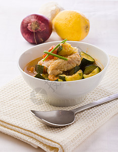 鱼汤鳕鱼柠檬液体勺子红色健康洋葱食物美食高清图片