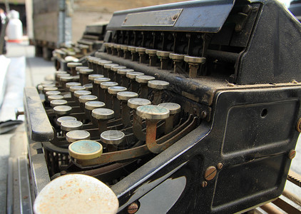 旧打字机金属灰尘办公室机械机器背景图片