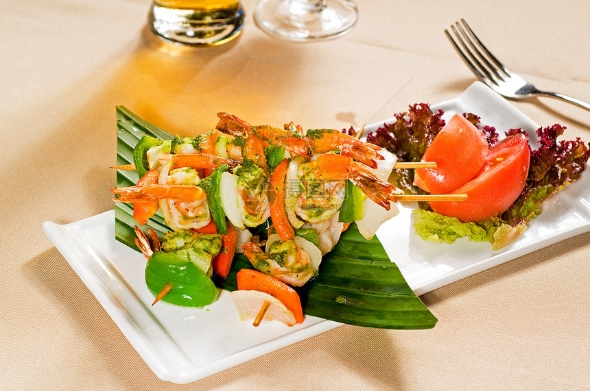 虾和蔬菜树苗棕榈烧烤贝类午餐叶子营养胡椒盘子美食宏观图片