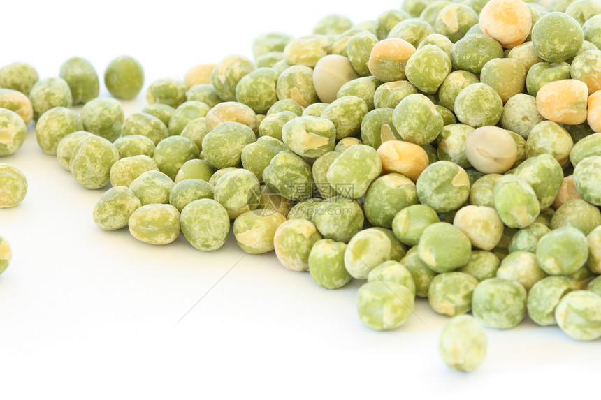 白色背景的干绿青豆绿色豆类食物图片