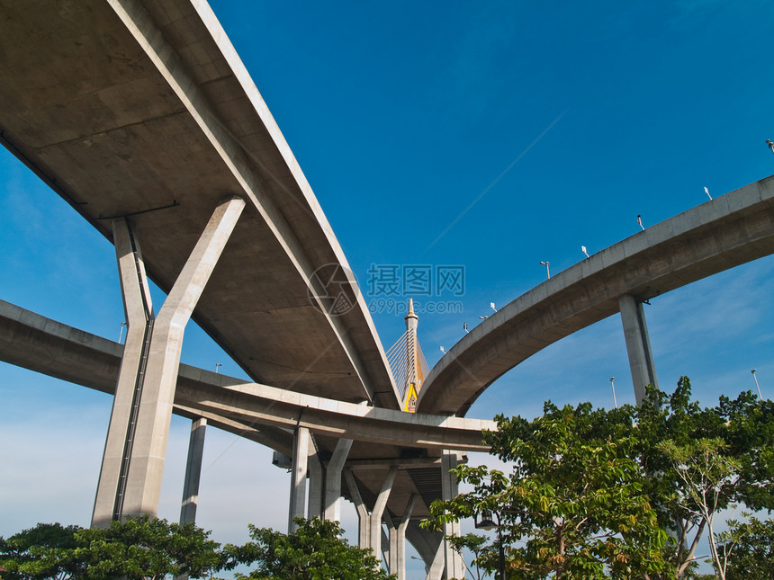 Bhumibol桥的一部分建筑蓝色场景运输风景路口工程戒指天空地标图片