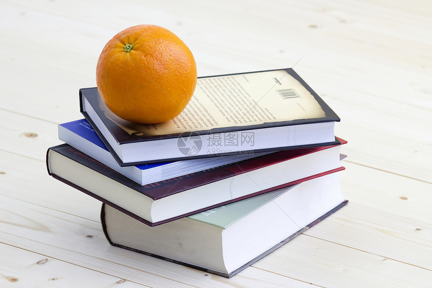 书籍和新鲜橙色图片