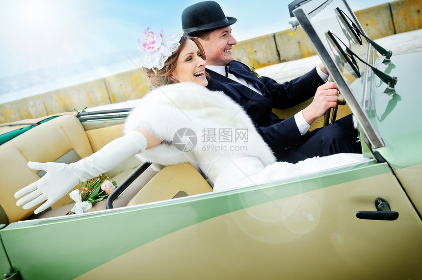 婚礼新婚夫妇乐趣快乐婚姻新人城市车辆运动男人蜜月裙子图片
